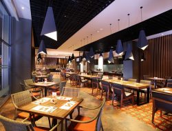 Christmas Dining dan Yule Log Cake untuk Liburan Natal Penuh Kehangatan hanya di Swiss-Belhotel Cirebon